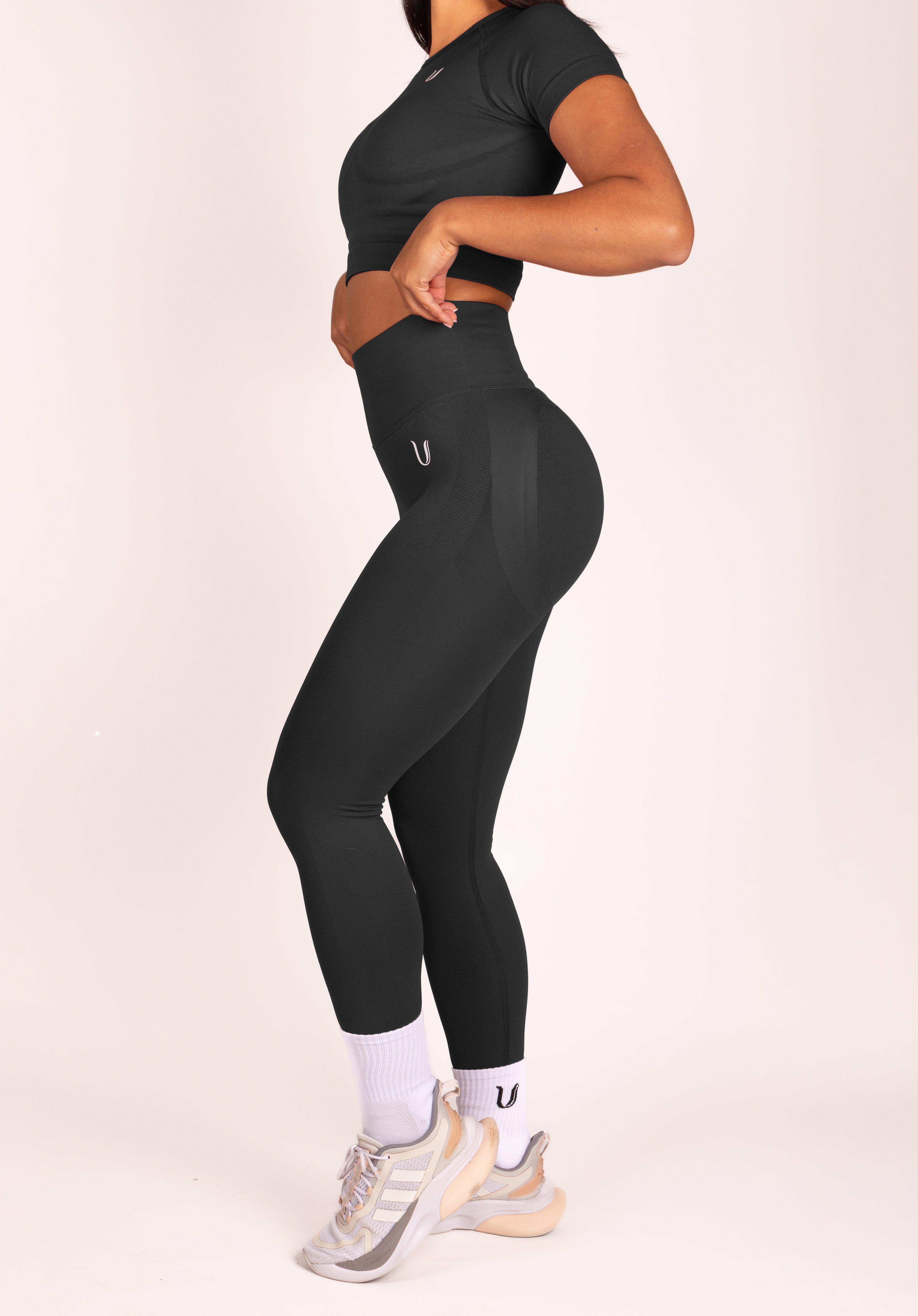 Leonie Premium Scrunch Legging Zwart - Dames workout kleding achterkant